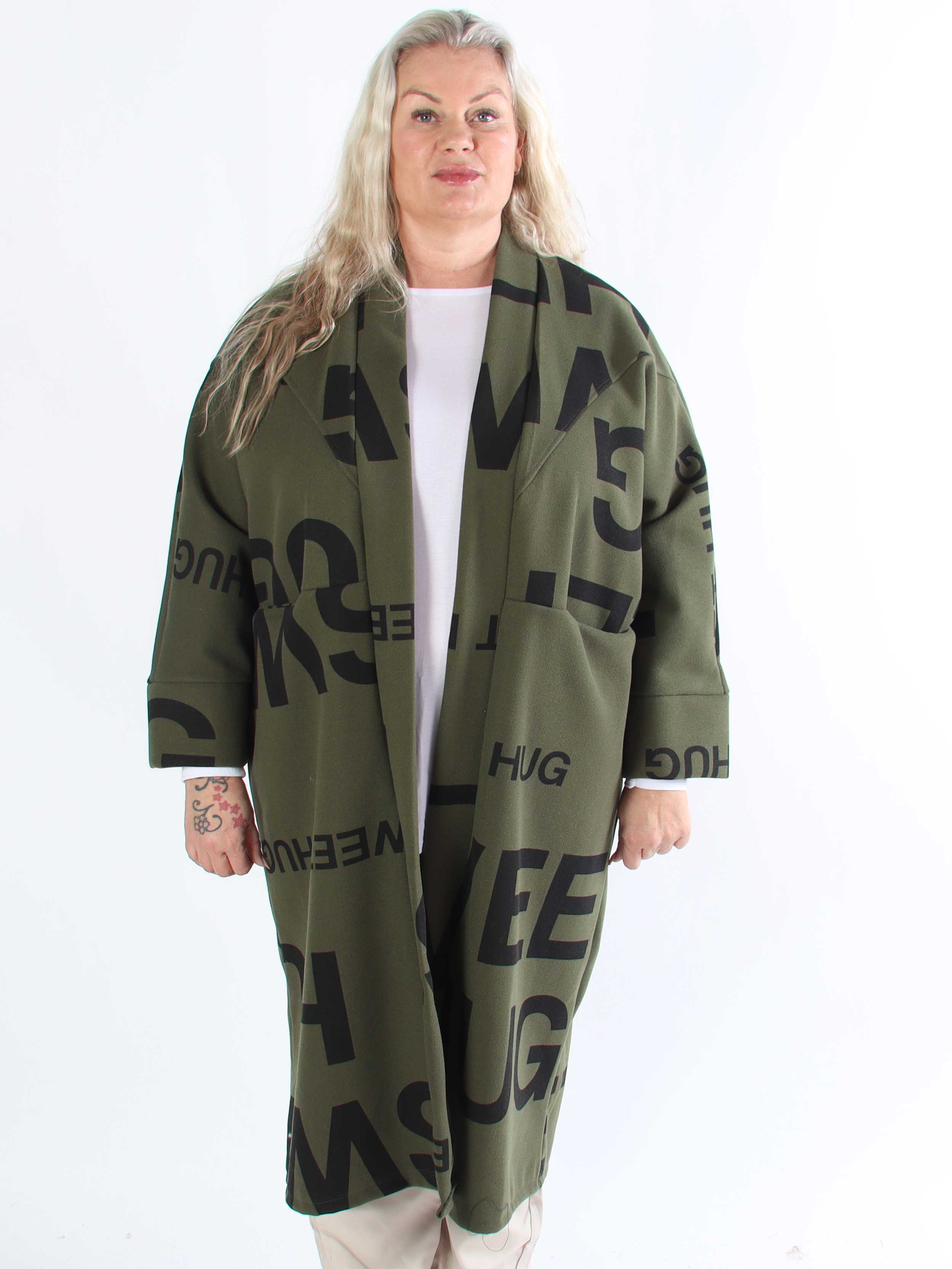 Annah Graphic - Plus size kappa med tydliga sömmar och text